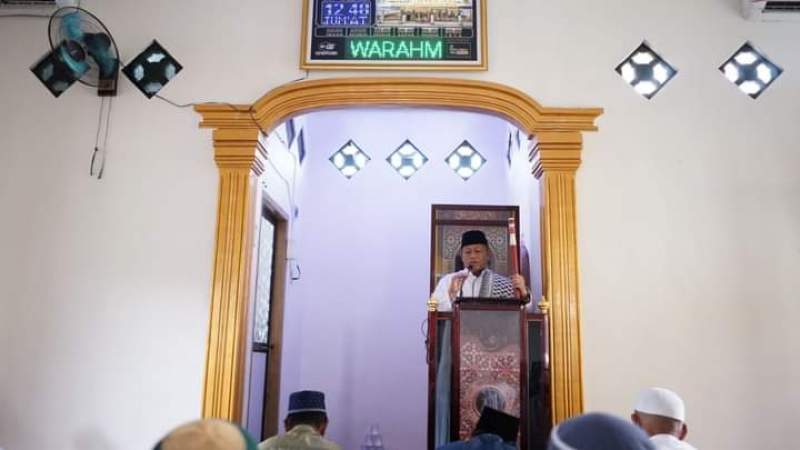 Plt Wali Kota Waris Thalib Sholat Jumat Berjamaah dan Khatib di Masjid Nurul Huda