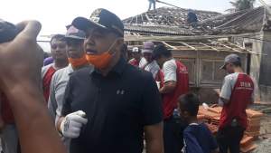 Zaki Bareng Warga Gotong Royong Benahi Rumah Rusak Akibat Puting Beliung