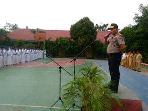 Kapolsek Kragilan Kompol Tasriadi membuka lomba Kaligrafi.