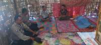 Personil Polsek Raya Kahaen mengunjungi rumah duka. (Humas Polres Simalungun).