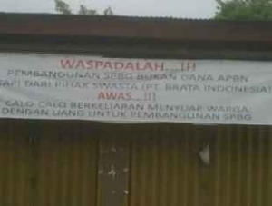 Serua- Salah satu spanduk peringatan terkait SPBBG yang dipasang Warga, Senin(27/1)dt