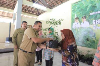 Wali Kota Arief R Wismansyah.simbolis menyerahkan bibit cabai.