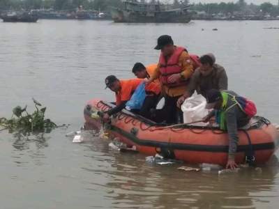 Peringati Hari Lingkungan Hidup Sedunia, Waris Tholib Gelar Giat Pembersihan Sampah di muara Sungai