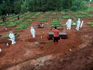 Suasana pemakaman almarhum Bambang Dwitoro di TPU Khusus Covid-19, di Jombang, Ciputat, Kota Tangerang Selatan. (detakbanten/Doni)