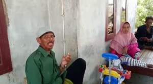 Warga Tengkurak, Kabupaten Serang, saat ditemui wartawan di rumahnya.