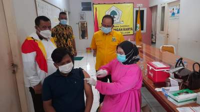 Pengurus DPD Partai Golkar Tangsel saat pantau jalannya vakainasi di sekretariat Golkar kawasan BSD, Serpong.