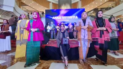 Kepala Kantor Pertanahan ATR/BPN Kota Tangsel, Shinta Purwitasari usai mengikuti peragaan busana produk UMKM bazar nusantara di Bintaro Xchange Mall.