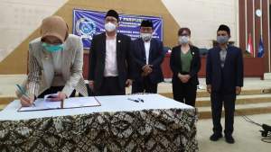 Walikota Airin dan DPRD Tangsel tandatangani Raperda APBD 2019.