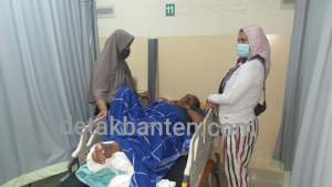 M Yusuf B ditemani anak dan istrinya saat mendapatkan perawatan medis di RSUD Tangsel.