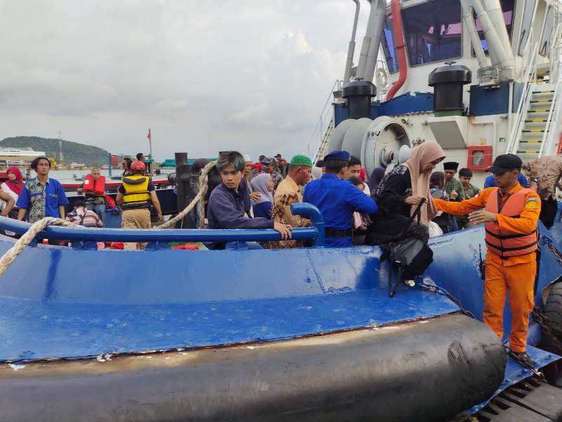 Panik, Ratusan Penumpang Kapal Laut Yang Terbakar Dievakuasi