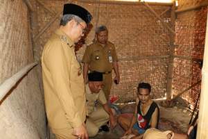 Camat Cisoka Segera Bangun Rumah Kumuh Milik Junedi