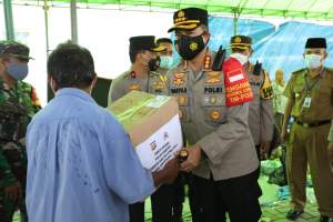 Wakapolda Banten Salurkan 400 Paket Bantuan kepada Korban Banjir Pasar Kemis