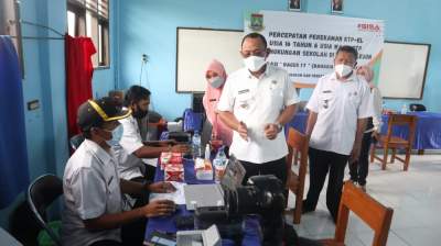 Walikota Cilegon, Helldy Agustian saat monitoring perekaman KTP El di SMK YP Fatahillah 1 Cilegon, Rabu (2/2/2022).