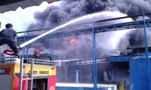  Petugas Pemadam Kebakaran berusaha memadamkan api di PT Indofood.