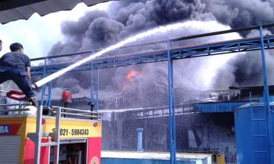 Petugas Pemadam Kebakaran berusaha memadamkan api di PT Indofood.