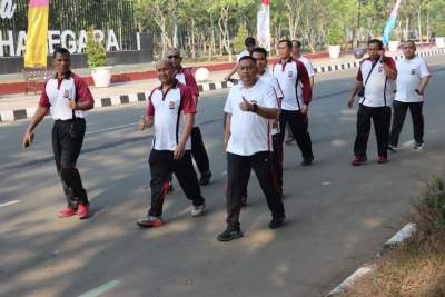Jaga Kebugaran, Wakapolresta Tangerang Pimpin Olahraga Bersama