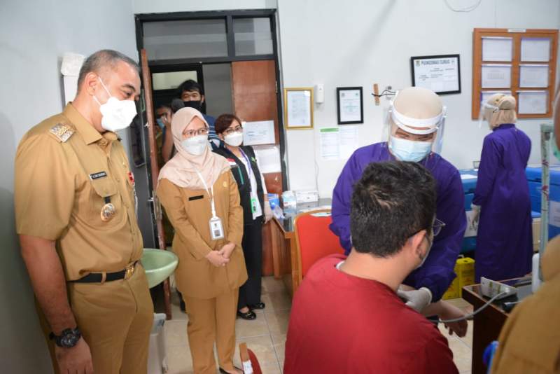 Bupati Tangerang Ahmed Zaki Iskandar sedang memantau pelaksanaan vaksin Covid 19 di Puskemas Kelapa Dua, Senin (25/01/2021)