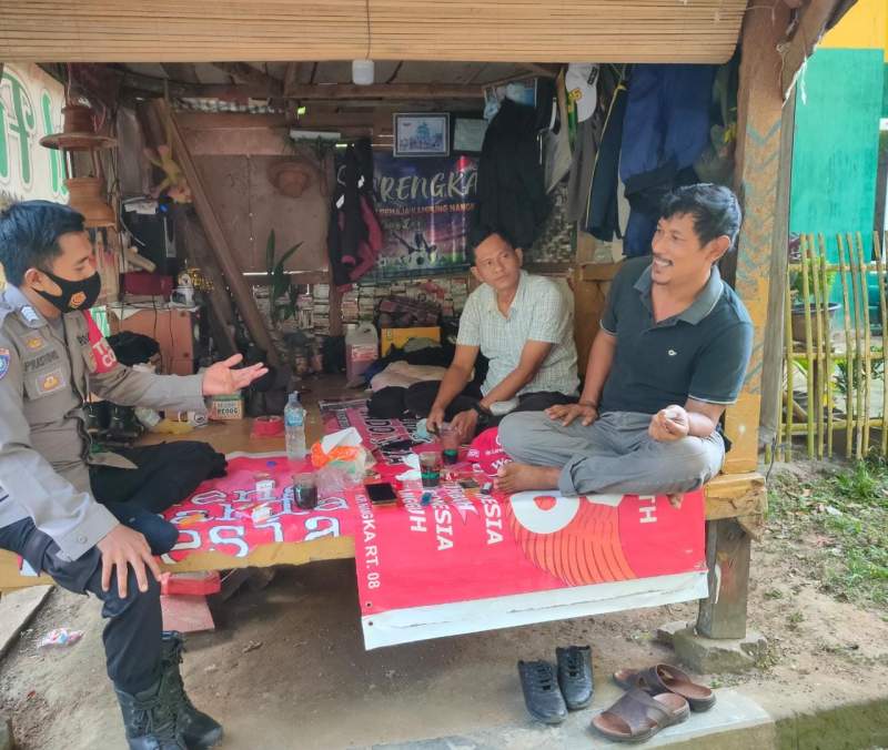 Sambangi Warga, Bhabinkamtibmas Polsek Mancak Gelar Patroli