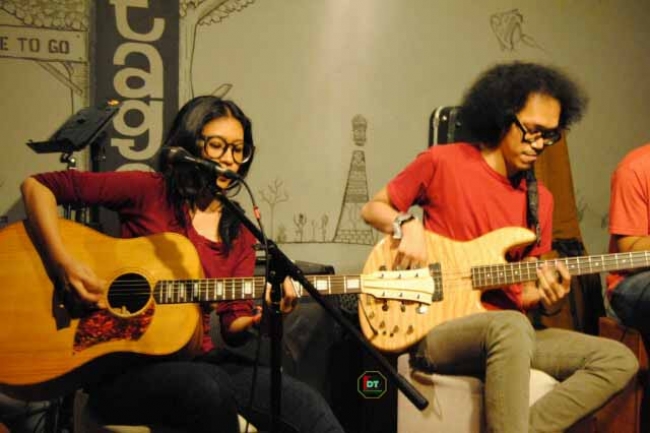 Keakraban Endah n Rhesa di Kafe EarHouse