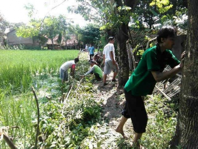 Tampak Warga Gotong royong membangun jalan menuju Rumah Belajar Bintang Utara