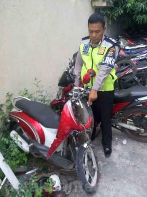Kendaraan Honda Scoopy dengan nomor polisi B 1446 MMC yang dikendarai oleh pasangan suami istri NAP dan MRY