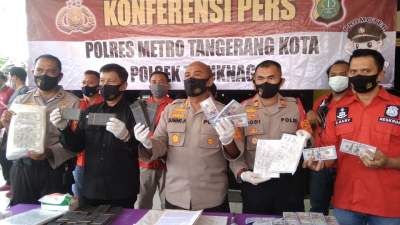 Pelaku Pencetak Uang Dolar Senilai Rp 9,8 Miliar Terciduk Polisi