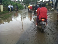 Jalan Labuan-Carita Digenangi Air