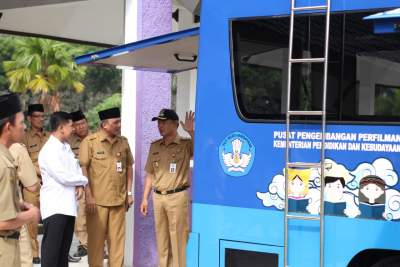 Mad Romli Terima Mobil Bioskop Dari Kemendikbud