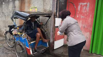 Polwan Ditpamobvit Polda Banten Keliling Bagikan Nasi Kotak Kepada Warga
