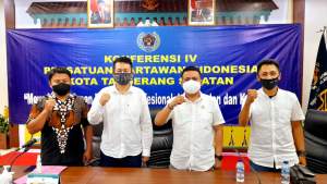 Pengurus PWI Banten dan PWI Kota Tangsel di acara Konferwil lV di Gedung DPRD Tangsel. (detakbanten/hendra)