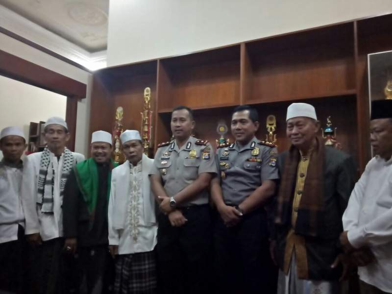 Kapolres Serang AKBP Wibowo berfoto bersama ulama.