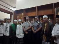 Kapolres Serang AKBP Wibowo berfoto bersama ulama.