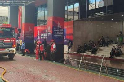 Sejumlah karyawan di Gedung Kemenkumham berhamburan keluar usai dievakuasi petugas damkar, Kamis (8/12/2022).