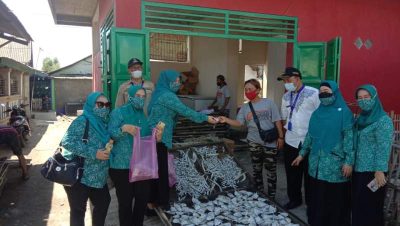TP PKK Bagikan Masker Ke Penjual Dan Pembeli di Pelelangan Ikan Pakuhaji