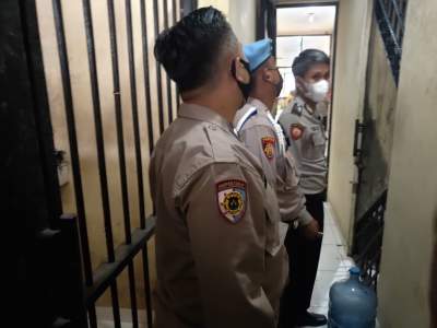 Personil Piket Polsek Panongan Cek Ruang Tahanan