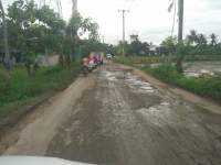 Jalan Raya Bunar-Saga rusak berat.