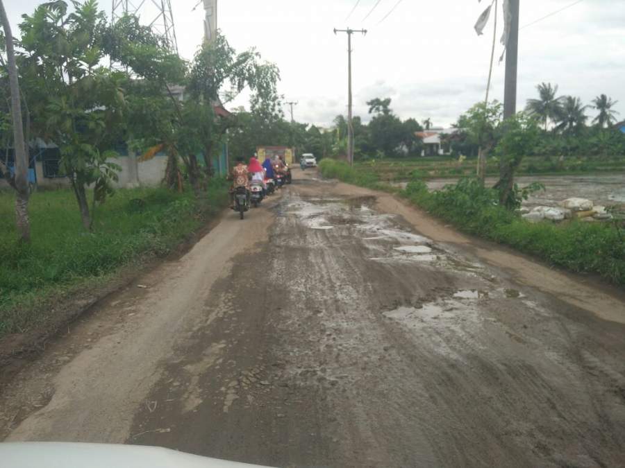 Jalan Raya Bunar-Saga rusak berat.
