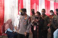 Kapolri Tinjau Vaksinasi di PT. Victory Chingluh Pasar Kemis