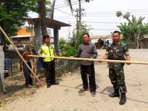 Polisi pasang portal antispasi serangan fajar sebelum pilkdes di Kabupaten Tangerang
