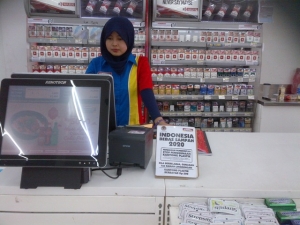 kasir Indomaret Jl KH Hasyim Ashari saat menjelaskan kepada konsumen