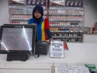 kasir Indomaret Jl KH Hasyim Ashari saat menjelaskan kepada konsumen