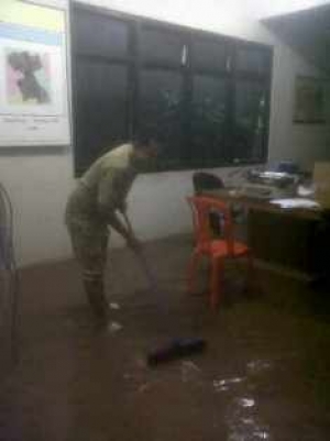 Serpong-Kantor Kelurahan Rawa Buntu tergenang air,Pelayanan Terganggu. Rabu (13/11)dt