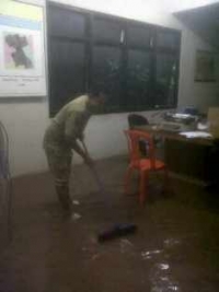 Serpong-Kantor Kelurahan Rawa Buntu tergenang air,Pelayanan Terganggu. Rabu (13/11)dt