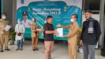 Kepala Dinkop dan UKM Tangsel Warman Syanudin serahkan NIB kepada salah satu pelaku UMKM Porentif Kecamatan Pondok Aren.