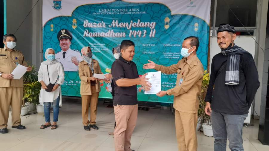  Kepala Dinkop dan UKM Tangsel Warman Syanudin serahkan NIB kepada salah satu pelaku UMKM Porentif Kecamatan Pondok Aren.