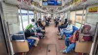 Penumpang kereta rel listrik (KRL) di rute Jabodetabek.