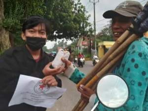 Ketua KBM Prasetiyo membagikan nasi bungkus kepada warga