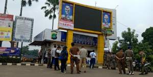 Berdiri Didepan Pospol Alam Sutra, Pol PP Tangsel Segel Videotron Tak Berizin
