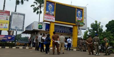 Berdiri Didepan Pospol Alam Sutra, Pol PP Tangsel Segel Videotron Tak Berizin