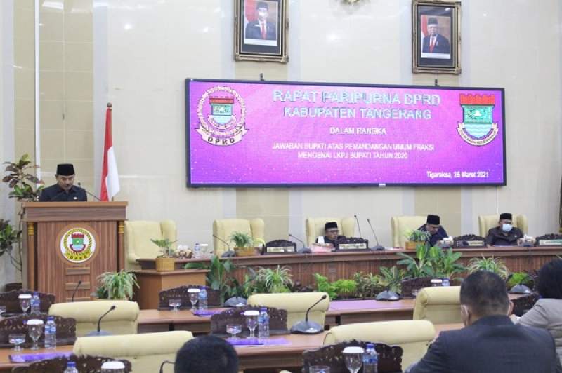 Hadiri Paripurna DPRD, Mad Romli Sampaikan Jawaban Fraksi Atas LKPJ